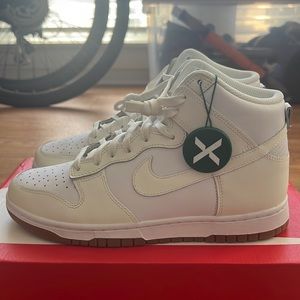 New Women’s Nike Dunk High neutral